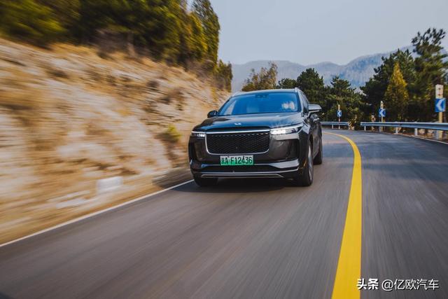 理想ONE：四块智能大屏，还能自动驾驶的“燃油电动车”怎么样？