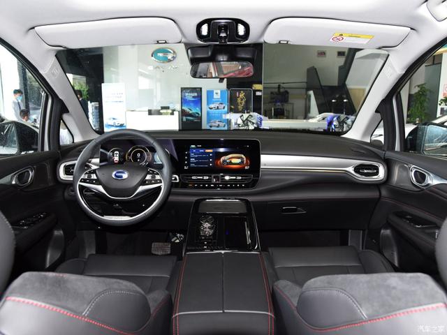 特斯拉的智能泊车在国内为啥鸡肋，因为中美停车场的这些不同