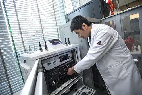 不止是快！千里隔空做手术，顺手捧出叉车网红……信息量太大