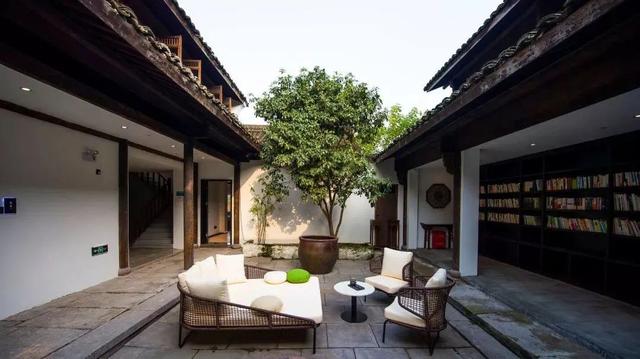 那些从阿里辞职去开民宿的人，后来都怎么样了？