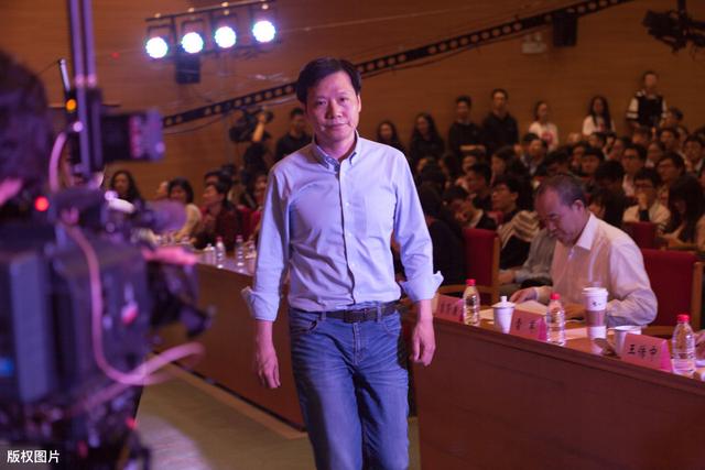 华为被拉下"神坛"！国产巨头领先成世界第一，苹果也遗憾落败？