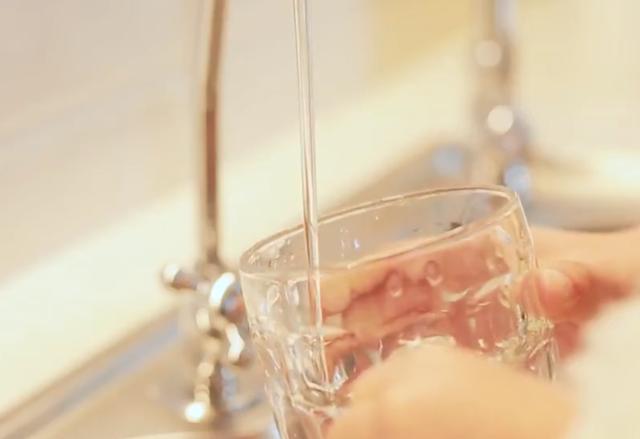 国产净水黑科技来了！家用厨房装上它，水龙头用水杯直接装水喝
