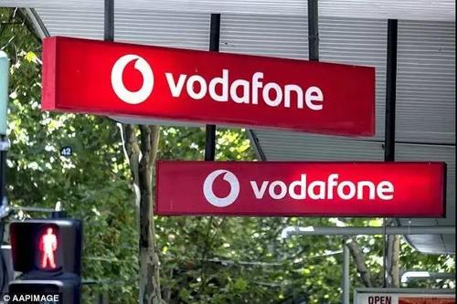 报应来了！为”讨好”美国拒绝华为，倒贴14亿解除合同