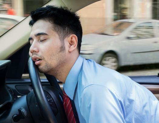 又一自动驾驶火了！司机在高速上睡半小时，汽车自己开了40多公里