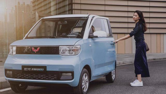 五菱推纯电动，售价不到3万，每分钟卖出1.2台，自称人民的代步车