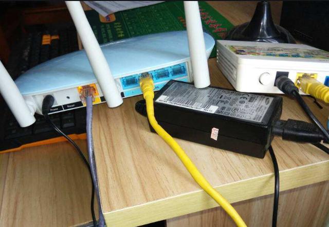 路由器放在3类地方，当心百兆光纤变“蜗速”，尽快告知家人