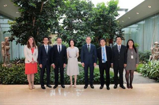 任正非拍着桌子怒吼：华为坚决不做手机，谁在提做手机，立马走人