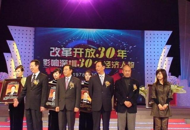 任正非拍着桌子怒吼：华为坚决不做手机，谁在提做手机，立马走人