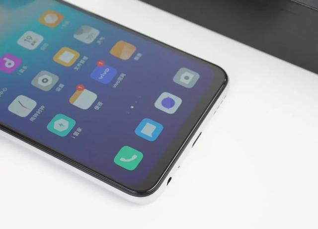 等等党的胜利！旗舰手机开启疯狂降价模式：我觉得还可以再等等