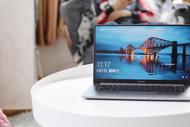 轻薄小巧，小米推出首款大屏笔记本，米粉：屏幕真大