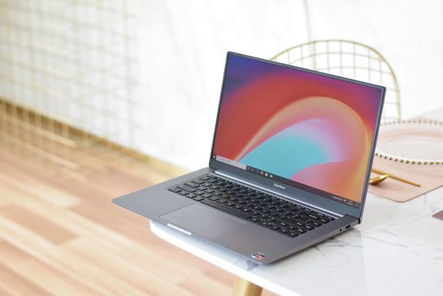 轻薄小巧，小米推出首款大屏笔记本，米粉：屏幕真大