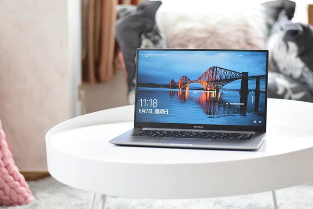 轻薄小巧，小米推出首款大屏笔记本，米粉：屏幕真大