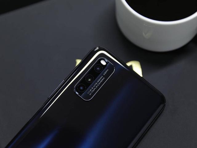 实测iQOO Z1：从颜值到性能，这部手机征服了我