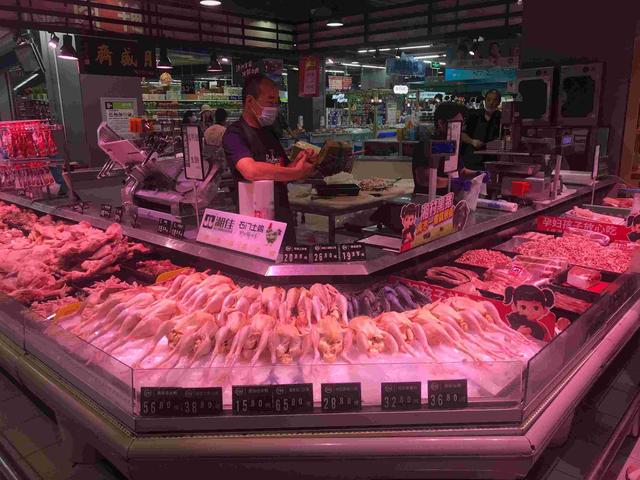 新发地市场供应北京80%农产品，暂时休市！会否影响生活必需品的正常供应？实地探访中有超市明示直供基地