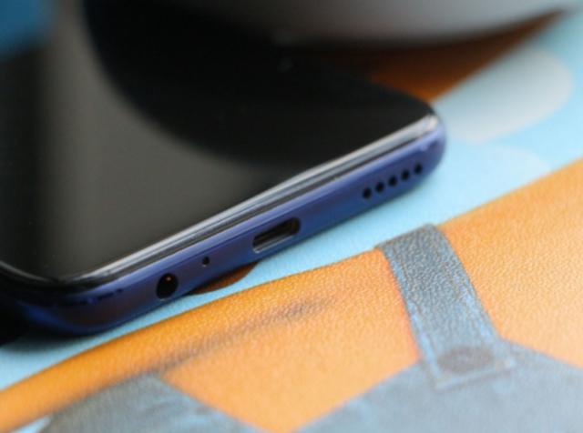 手机耳机孔除了插耳机，这3个用法也很实用，还能查询银行卡余额