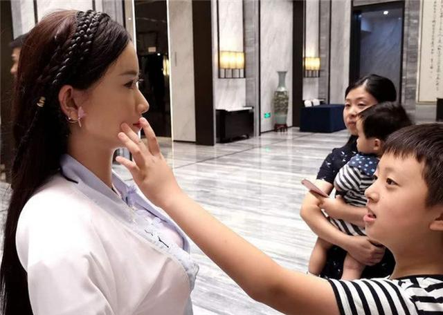 明明女性机器人只是“玩具”，为啥却十分火爆？这3大优势很关键