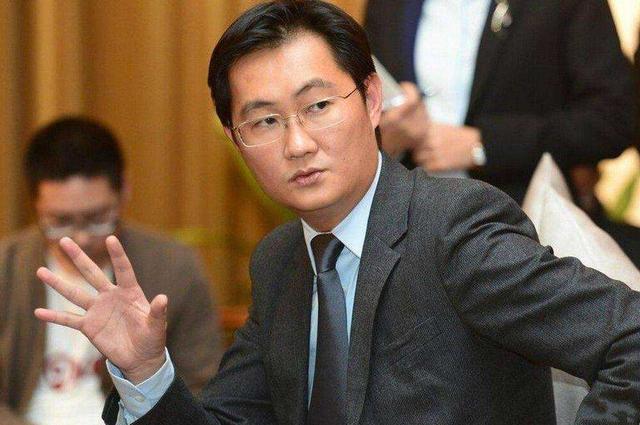 马云一头黑发，马化腾也一头黑发，为啥刘强东头上却有一撮白发？