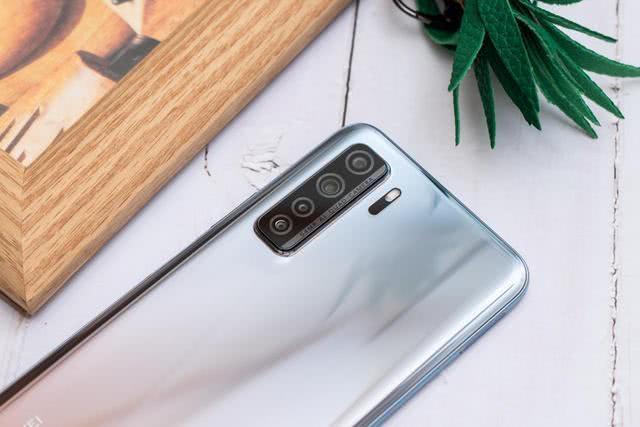 不到两个月降至2299元，麒麟820＋128GB，华为5G新机无奈让路