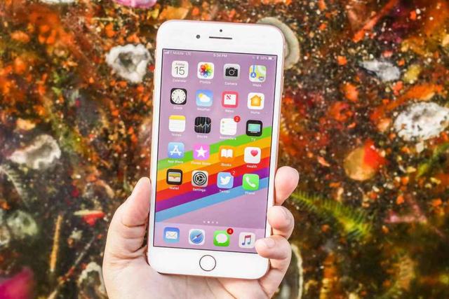 iPhone 8 Plus沦为中端机，一代神机“落幕”，还值得买吗？