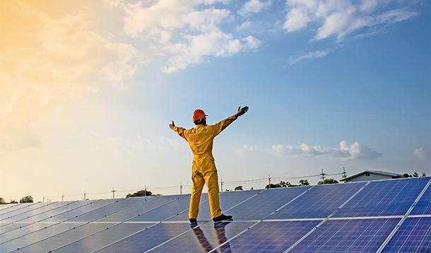 比贾跃亭还要胆大！用2万元赚来400亿，曾经的年轻首富变“罪人”