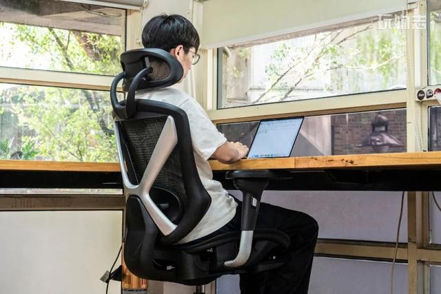为你的老腰「续命」，老罗吹爆的办公椅升级款来了