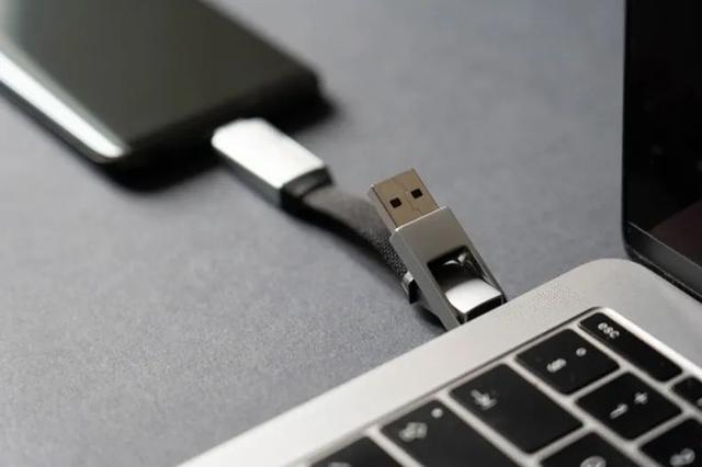 带上 6 合 1 军规数据线，出门再没充电难题，还能「偷」电