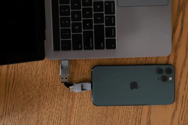 带上 6 合 1 军规数据线，出门再没充电难题，还能「偷」电