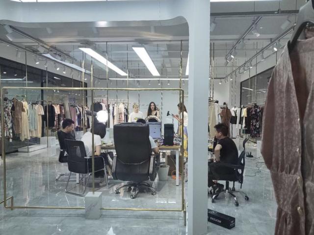 当主播问候你早安：带货背后的淘系直播价值链