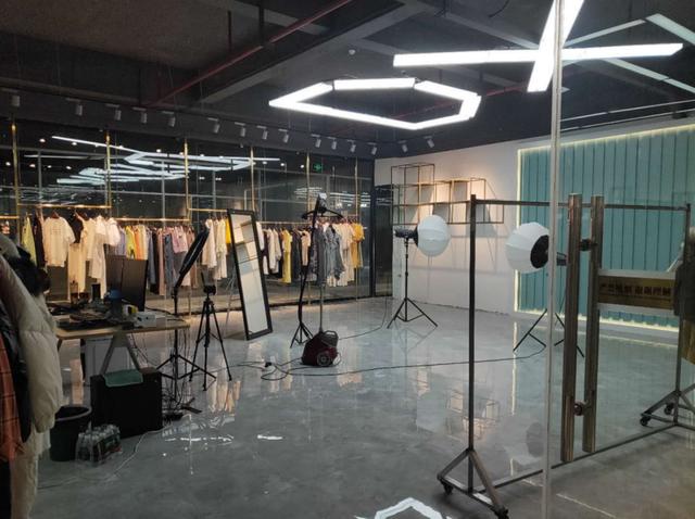 当主播问候你早安：带货背后的淘系直播价值链