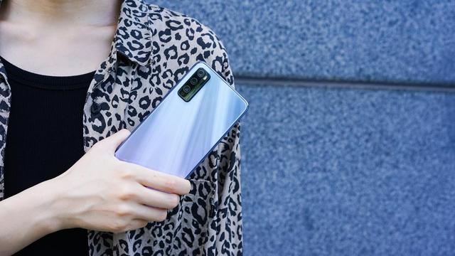 星河银与玻璃机身的绝美碰撞!华为畅享20Pro开售：俘获年轻人的心