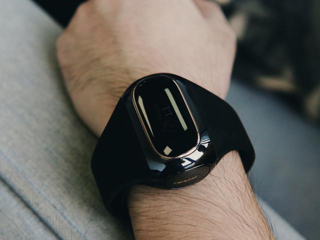 戴在手上的“AirPods”！小雅穿戴真无线耳机图赏