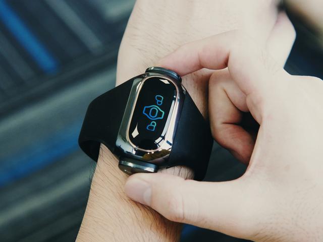 戴在手上的“AirPods”！小雅穿戴真无线耳机图赏