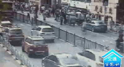 堪比电影，特斯拉刹车失灵，127公里/时连躲50辆车