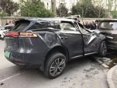 堪比电影，特斯拉刹车失灵，127公里/时连躲50辆车