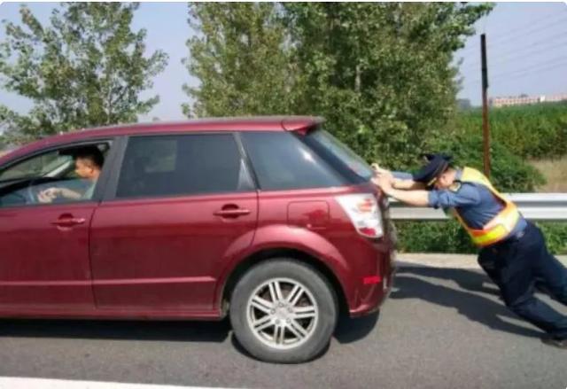 高速堵车8个小时,电动车“遮羞布”无情撕开,差距太大