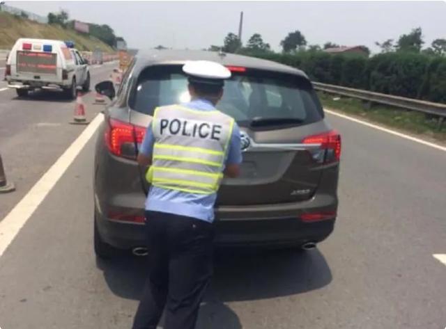 高速堵车8个小时,电动车“遮羞布”无情撕开,差距太大