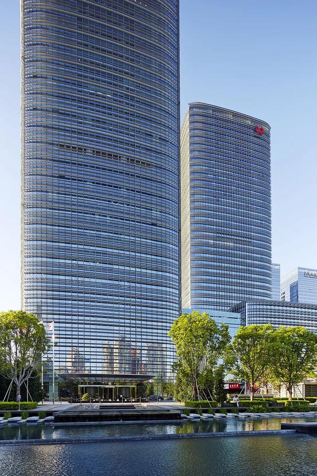 高300米，深圳南山区地标性摩天楼——中洲控股金融中心