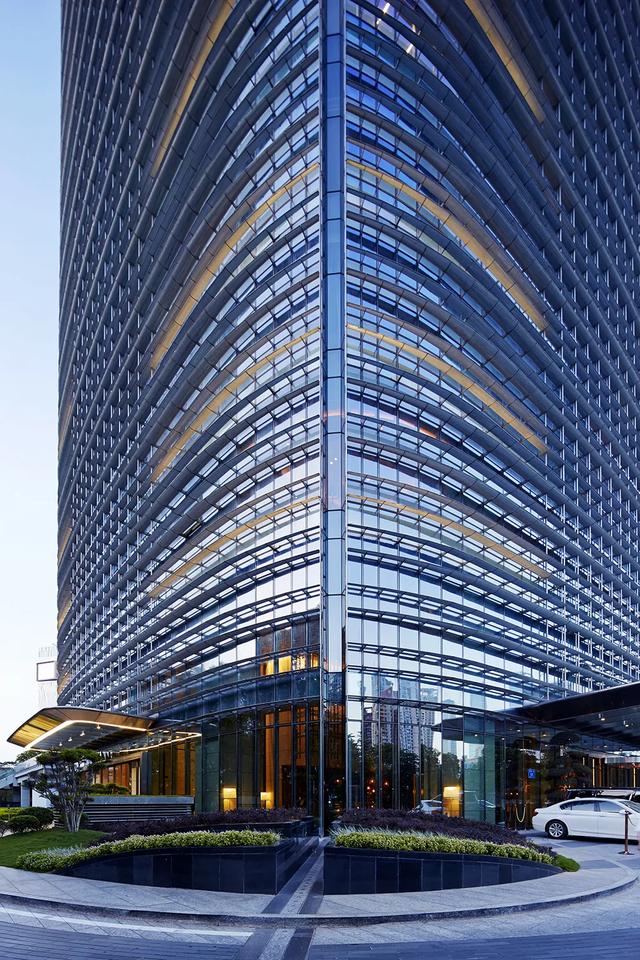 高300米，深圳南山区地标性摩天楼——中洲控股金融中心