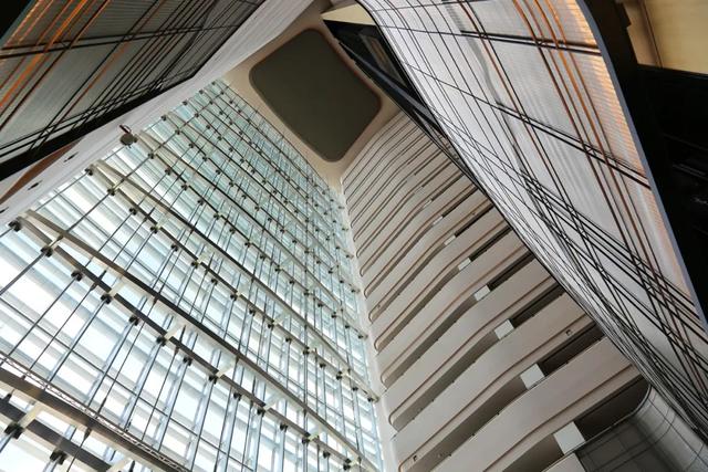 高300米，深圳南山区地标性摩天楼——中洲控股金融中心