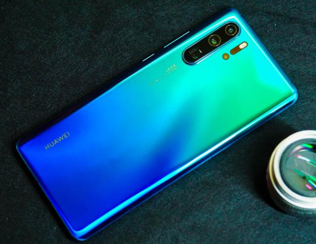 余承东爆发了，从5488跌至3988，50倍变焦+40W+8GB！