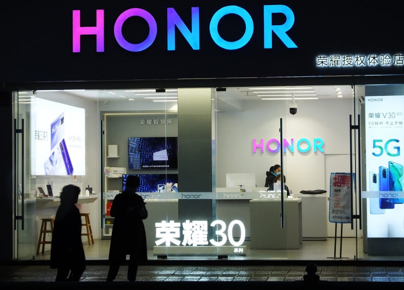 新荣耀重整旗鼓拟冲刺高端,能否抗住竞争、守住市场份额