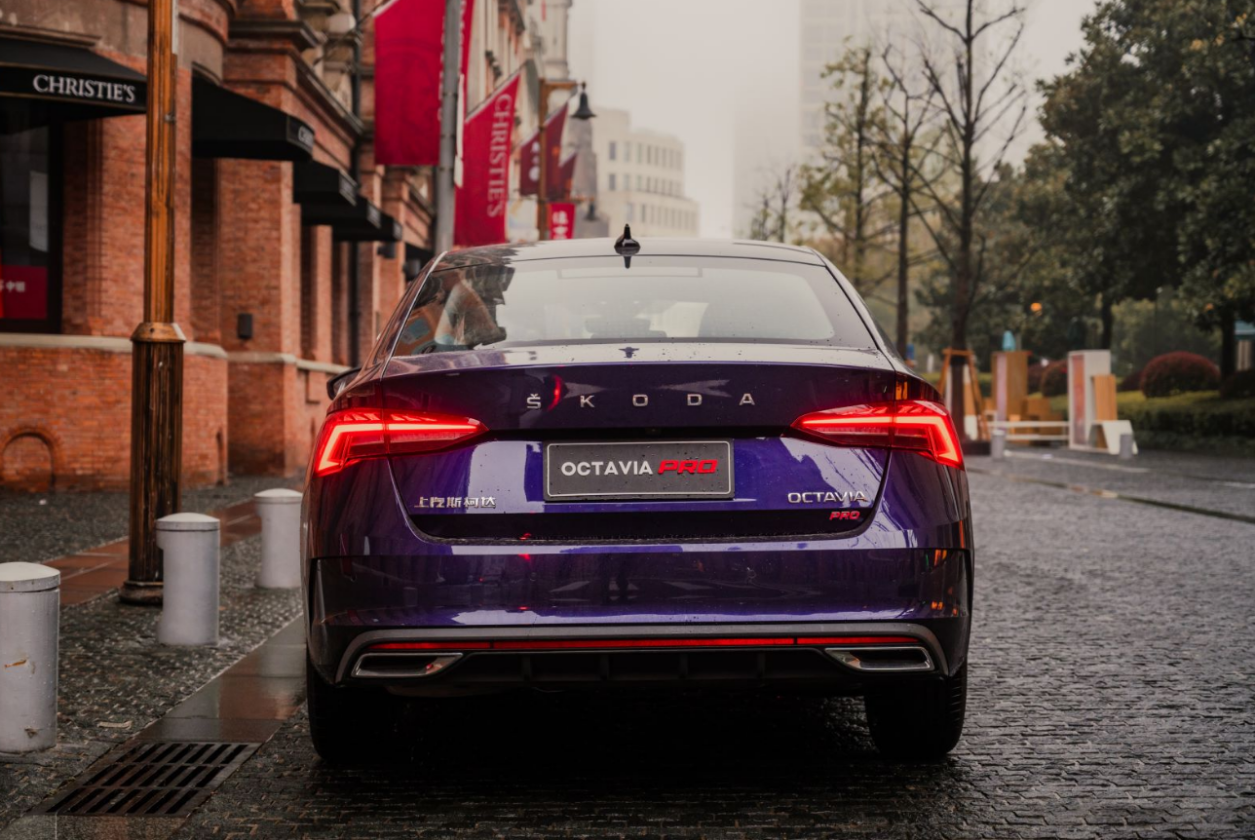 这才叫“换代”，全新明锐与奥迪同平台，空间超大，现款已跌破8w