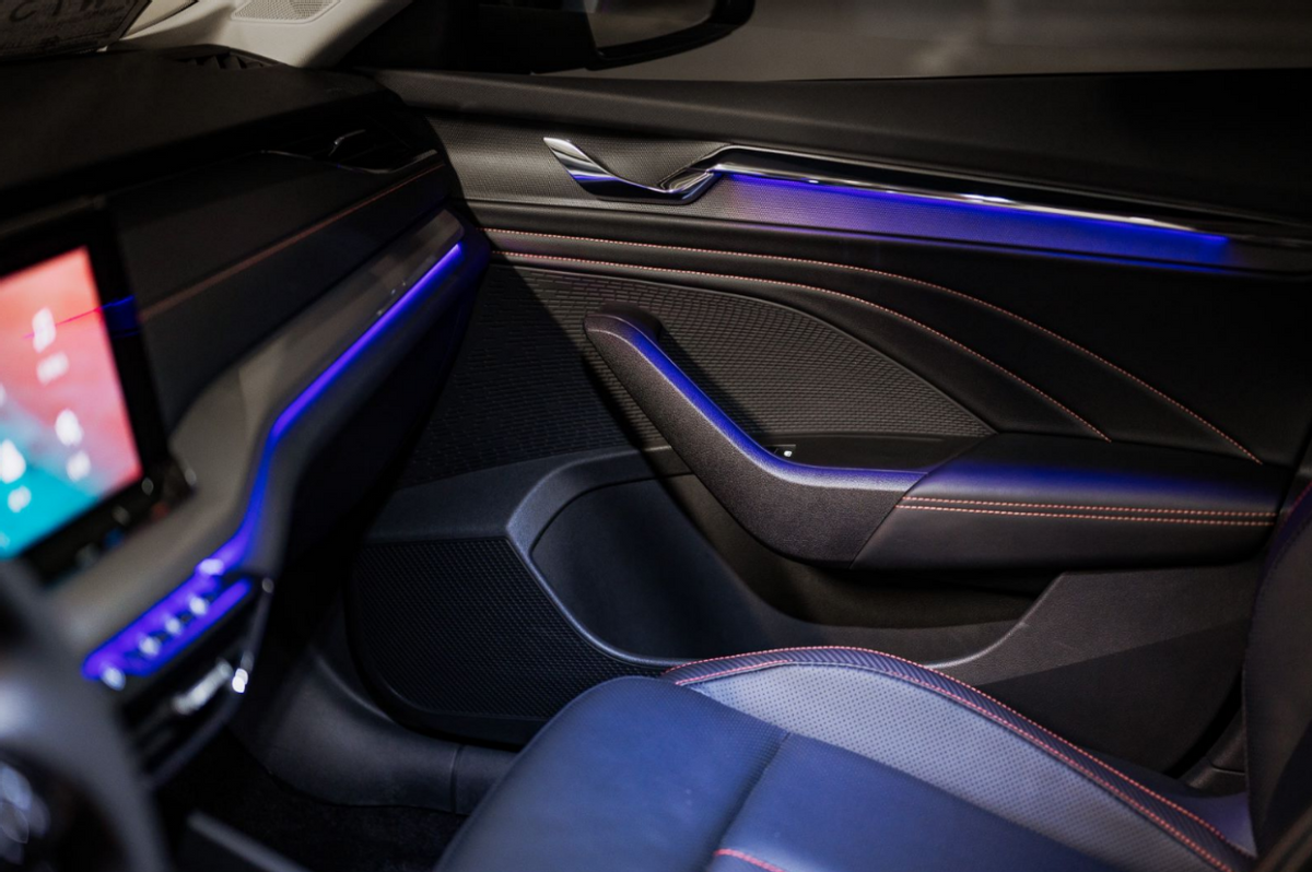 这才叫“换代”，全新明锐与奥迪同平台，空间超大，现款已跌破8w