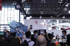 被车主“踩在脚底”的特斯拉