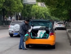 湖北荆门共享电动车被出租车运走 出租车公司进行了一次约谈!