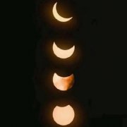 男子路边捡1万元原地等失主