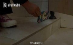 商场物业工作人员偷窥女厕所