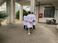 为什么医生喜欢把手背在后面