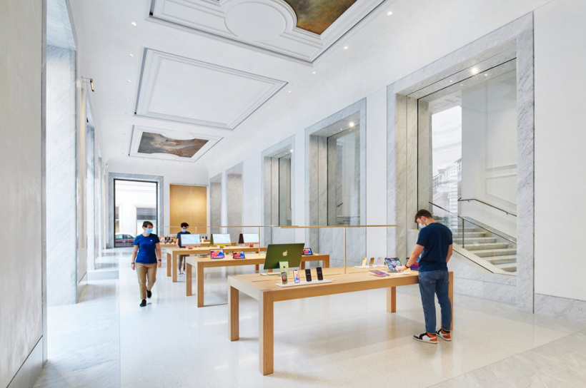 Apple Via del Corso 零售店的内部陈设。