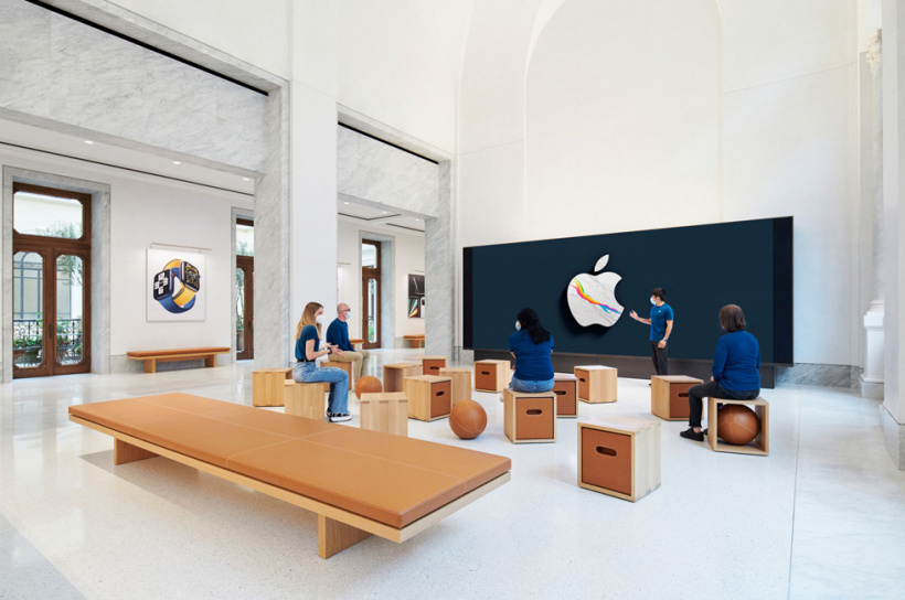 Apple Via del Corso 零售店内的 Forum 互动坊。